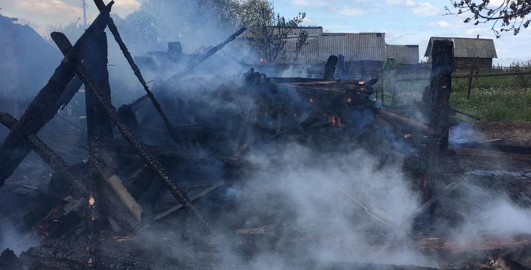 В Быховском районе сельчане растопили во дворе печь и ушли по делам — в итоге сгорели четыре сарая и дом