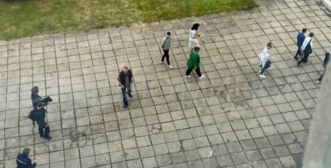 Такие маленькие, а уже премия Дарвина. В Минске шестиклаcсники пытались сбежать с уроков, выпрыгнув в окно — один в итоге сломал ногу