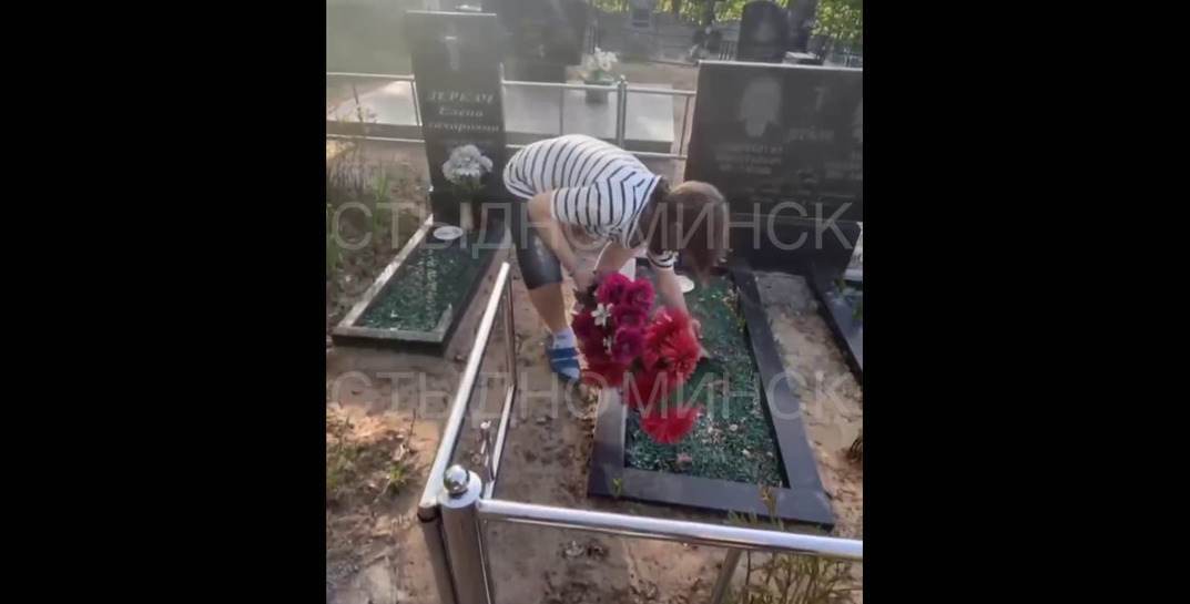 Снова «детки-конфетки». В Смолевичском районе шестиклассница осквернила несколько могил на кладбище, ее подруга засняла это на видео