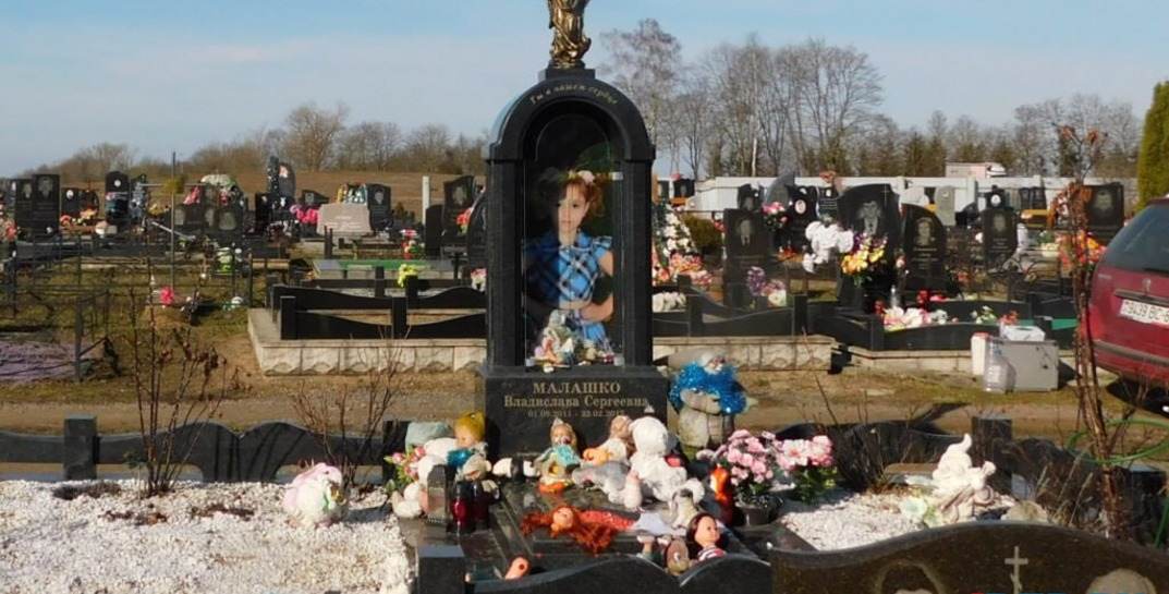 В Дзержинском районе двое малолетних вандалов разгромили могилу ребенка
