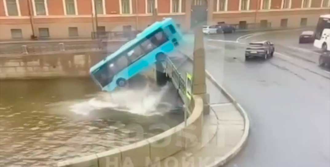 В Петербурге автобус с 20 пассажирами упал с моста в реку Мойку и утонул по крышу, есть погибшие. Людей через люк в крыше доставали из воды