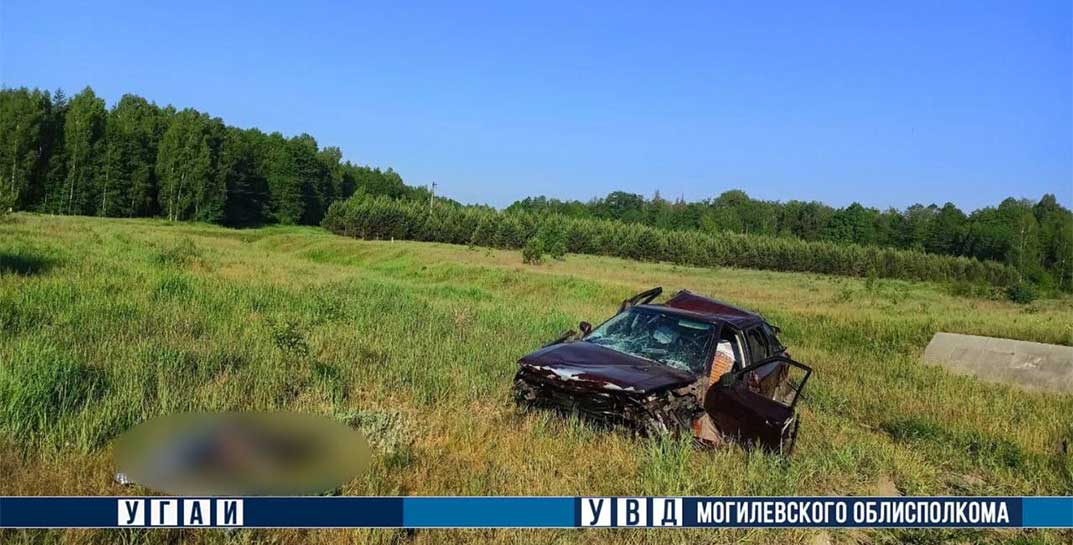 В Осиповичском районе BMW врезался в ехавший впереди Audi. В итоге Audi съехал в кювет и врезался в бетонное ограждение, водитель погиб