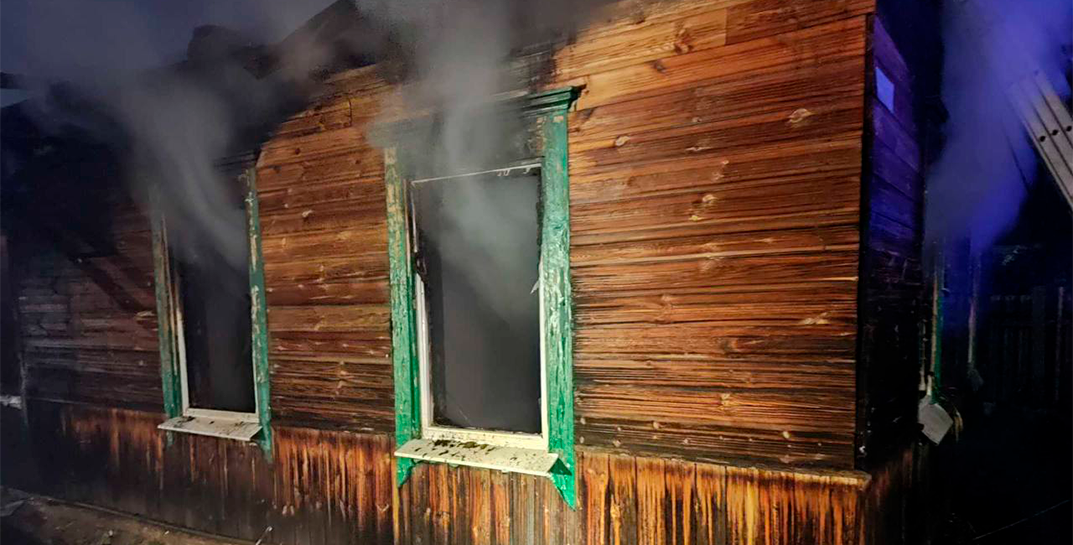 Житель Осиповичского района увидел, что горит соседский дом, разбил окно и вытащил мужчину и ребенка