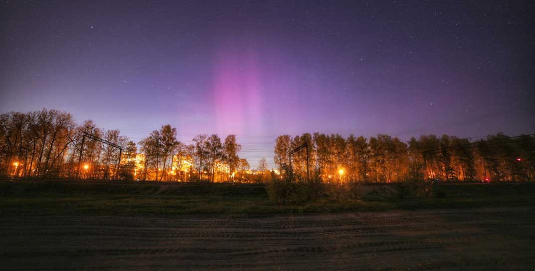 Над Беларусью вчера снова наблюдали полярное сияние — а еще странный красивый светящийся объект, похожий на НЛО. Что это было?