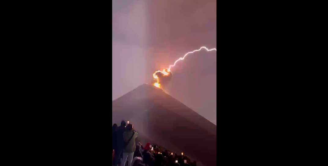 Вот это к-к-к-комбо! Посмотрите, как в Гватемале молния ударила в вулкан прямо во время извержения