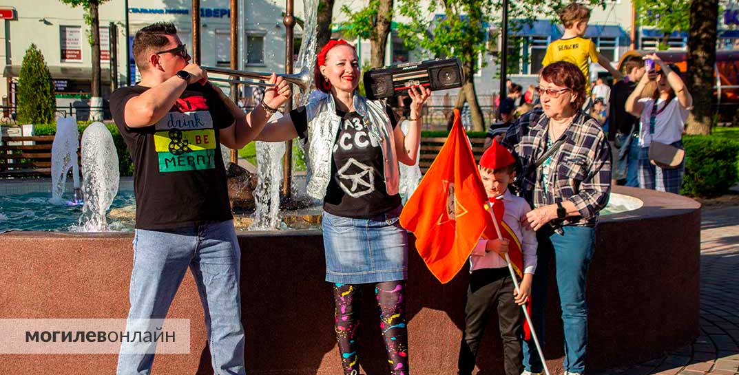 В Могилеве прошла ретро-вечеринка в стиле СССР. От души повеселилась и молодежь