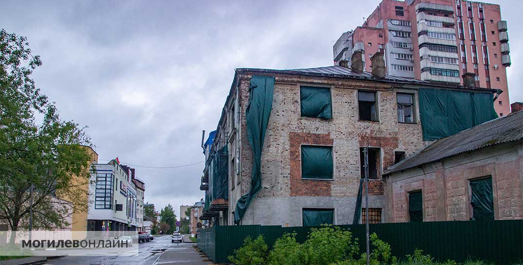 Нежилую трехэтажку в центре Могилева почти прямо напротив ТЦ «Материк» перестроят в элитное жилье