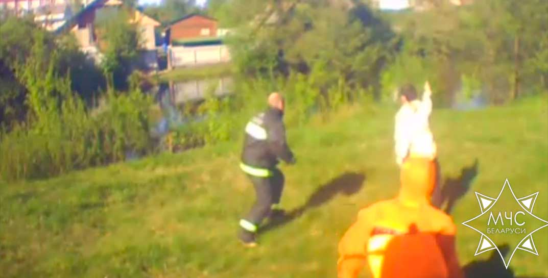 В Лепеле чуть не утонул подросток — парня спасло поваленное дерево, за которое он держался. МЧС показало драматичное видео, как все происходило