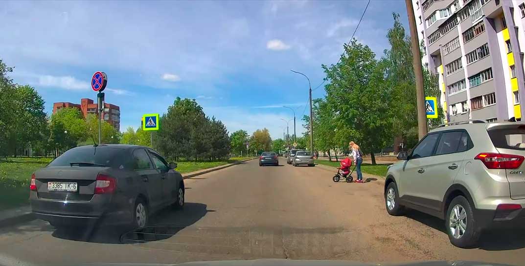 В Могилеве водитель пролетел переход, не снижая скорость, прямо перед мамой с коляской. Если бы не сигнал другого водителя — могла бы случиться трагедия