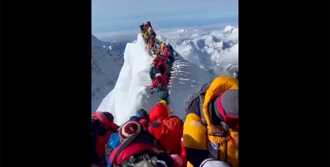 Как вам такое? На Эвересте образовалась огромная пробка из желающих покорить вершину