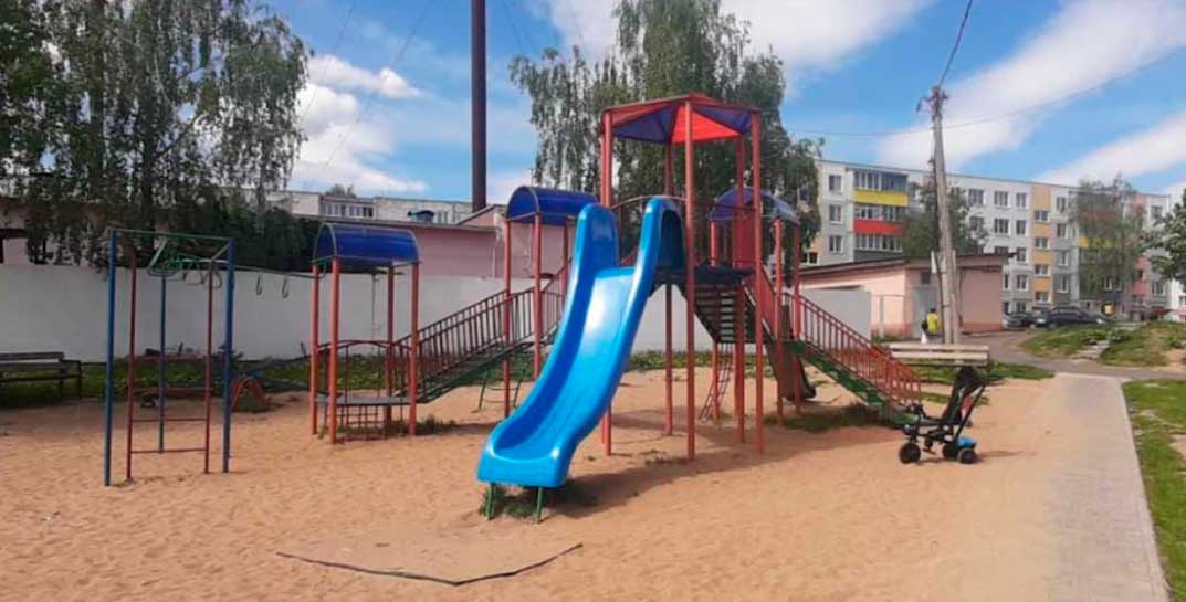 В Славгороде ребенок застрял в ограждении детской горки: вызывали МЧС