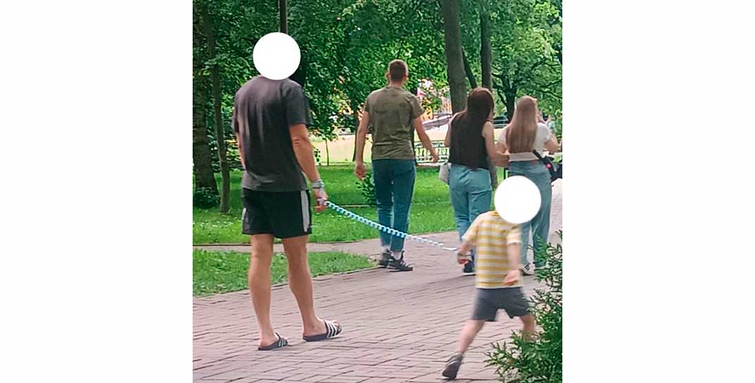 В Слуцке папа… «выгуливал» сына на поводке
