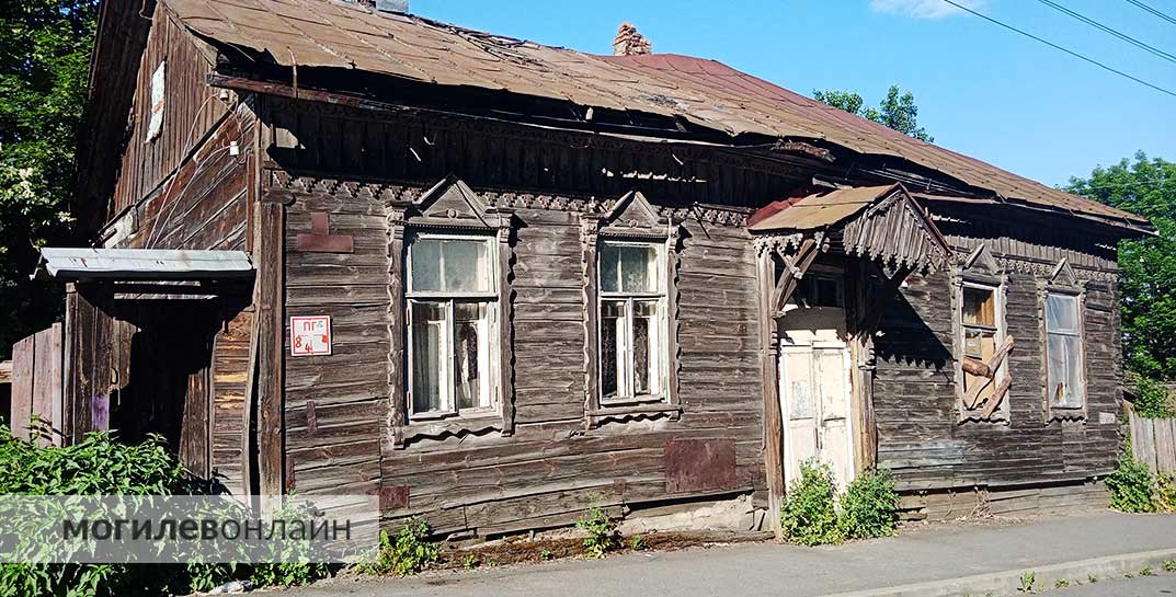 Помните старый дом с рекламными растяжками на Быховском рынке, который насмешил не только Могилев, но и всю Беларусь? Рекламу сняли и теперь это просто развалина