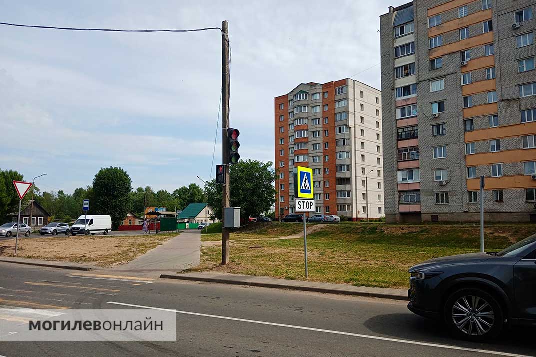На перекрестке улицы Гагарина и бульвара Непокоренных в Могилеве установили временный светофор