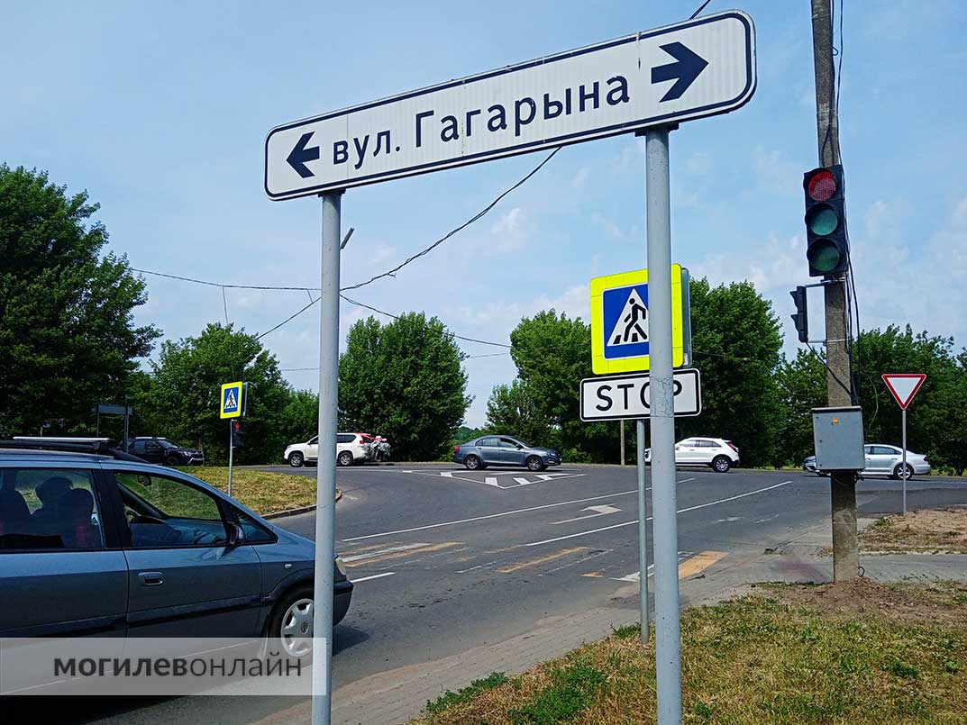 На перекрестке улицы Гагарина и бульвара Непокоренных в Могилеве установили временный светофор