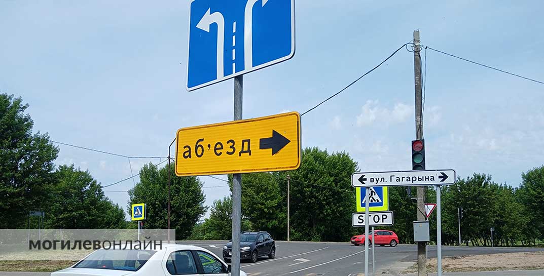 На перекрестке улицы Гагарина и бульвара Непокоренных в Могилеве установили временный светофор