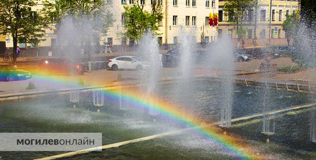 В Могилеве включили фонтаны — полюбуйтесь, как красиво!