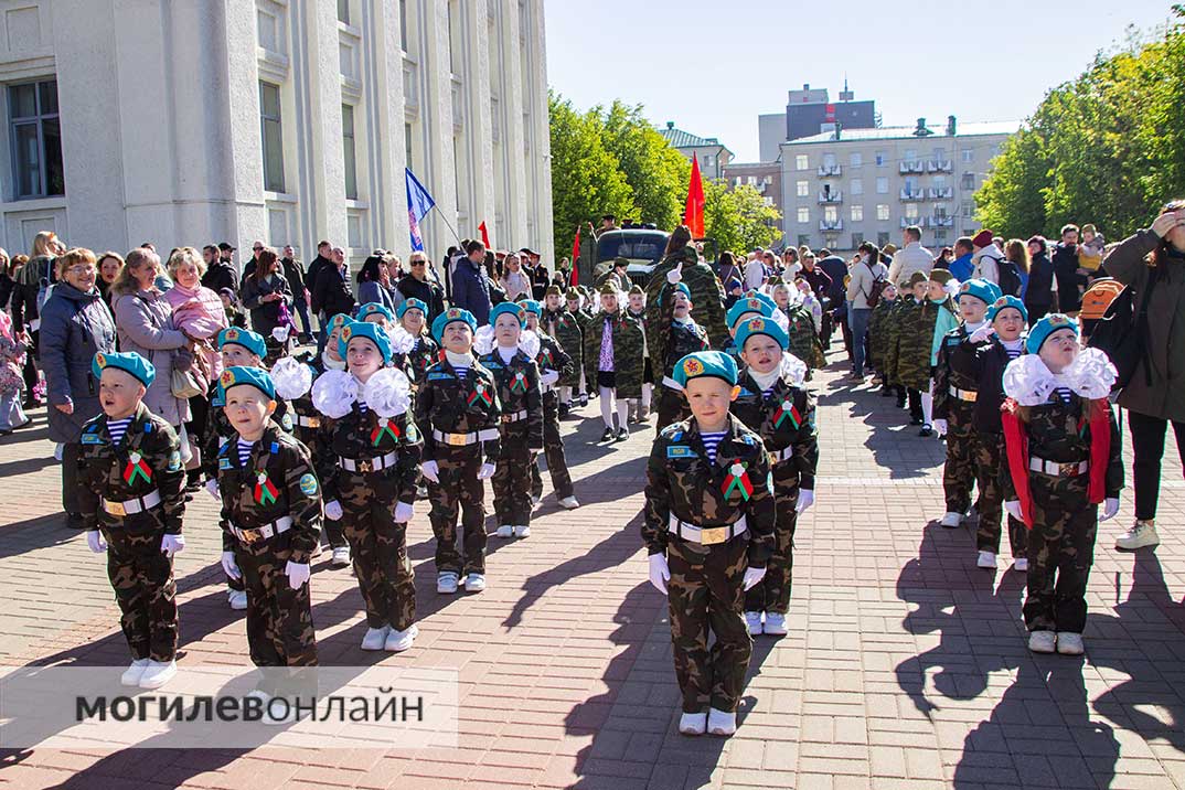 В Могилеве Парад Победы открыли 250 дошколят в военной форме. Взрослые плакали от умиления 