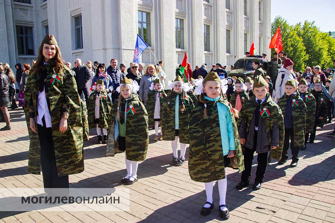 В Могилеве Парад Победы открыли 250 дошколят в военной форме. Взрослые плакали от умиления 