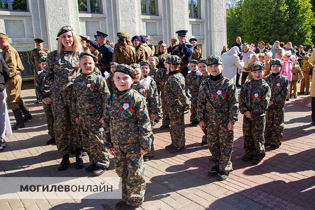 В Могилеве Парад Победы открыли 250 дошколят в военной форме. Взрослые плакали от умиления 