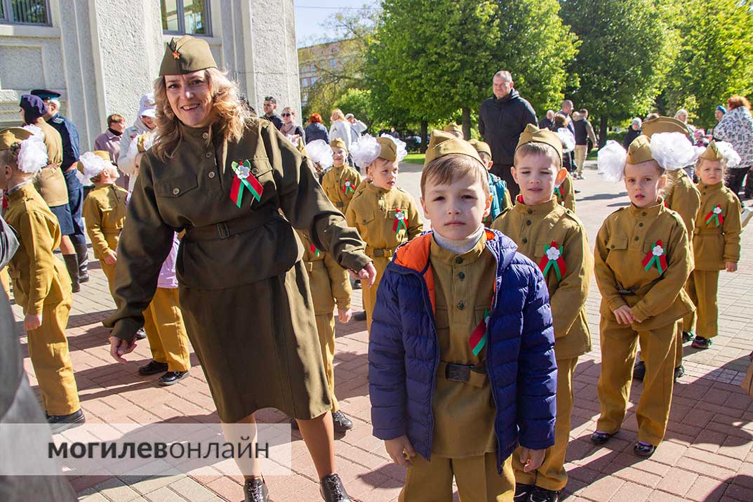 В Могилеве Парад Победы открыли 250 дошколят в военной форме. Взрослые плакали от умиления 