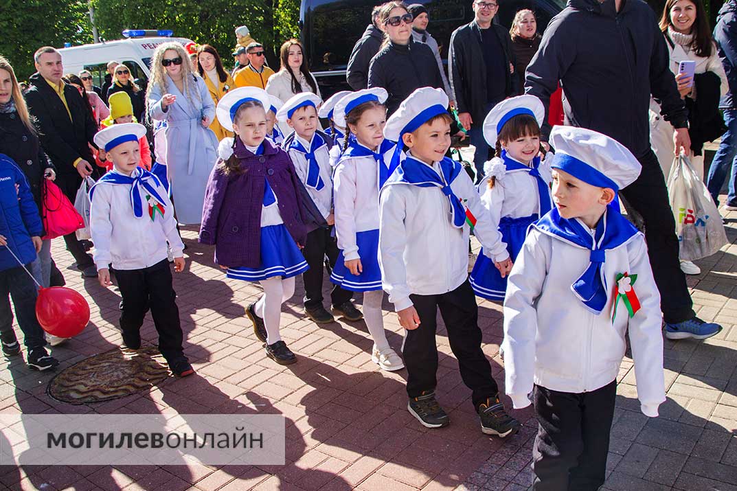 В Могилеве Парад Победы открыли 250 дошколят в военной форме. Взрослые плакали от умиления 