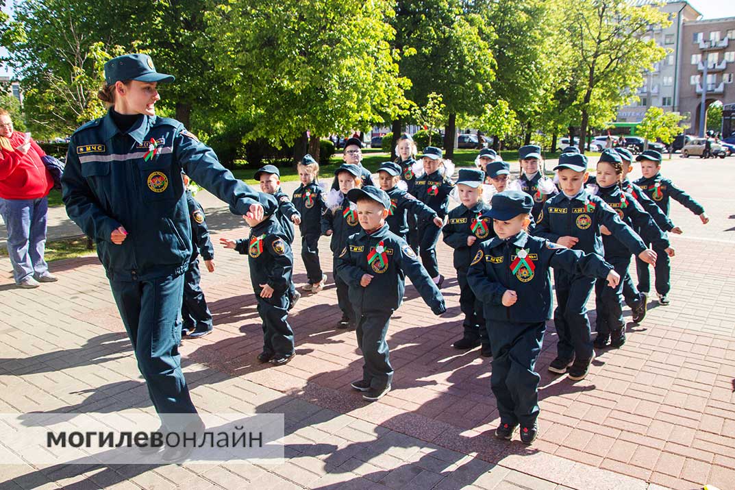 В Могилеве Парад Победы открыли 250 дошколят в военной форме. Взрослые плакали от умиления 
