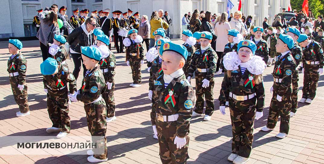 В Могилеве Парад Победы открыли 250 дошколят в военной форме. Взрослые плакали от умиления