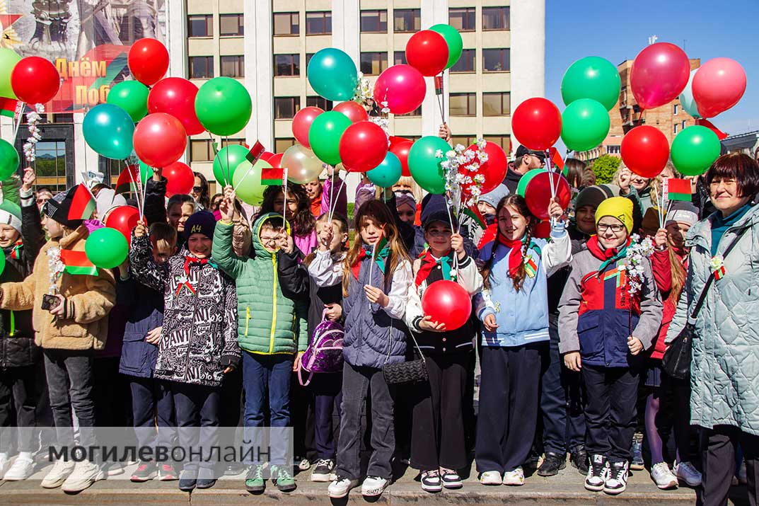 Тысячи шариков, цветов, флажков и улыбок — собрали самые яркие моменты сегодняшнего Парада Победы в Могилеве