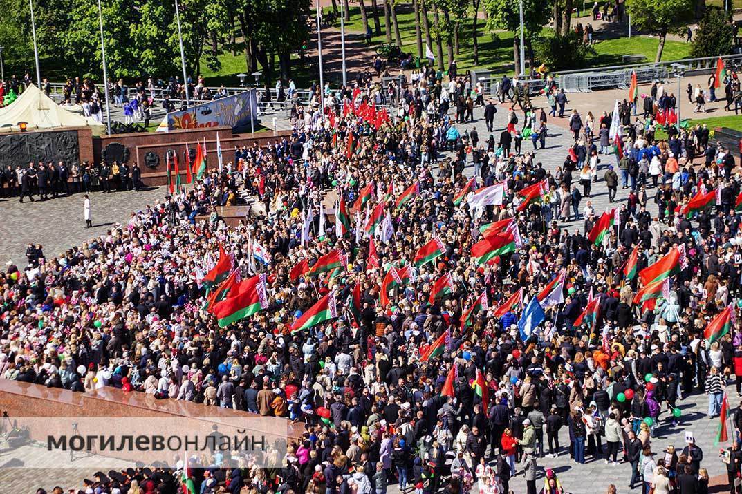 Тысячи шариков, цветов, флажков и улыбок — собрали самые яркие моменты сегодняшнего Парада Победы в Могилеве