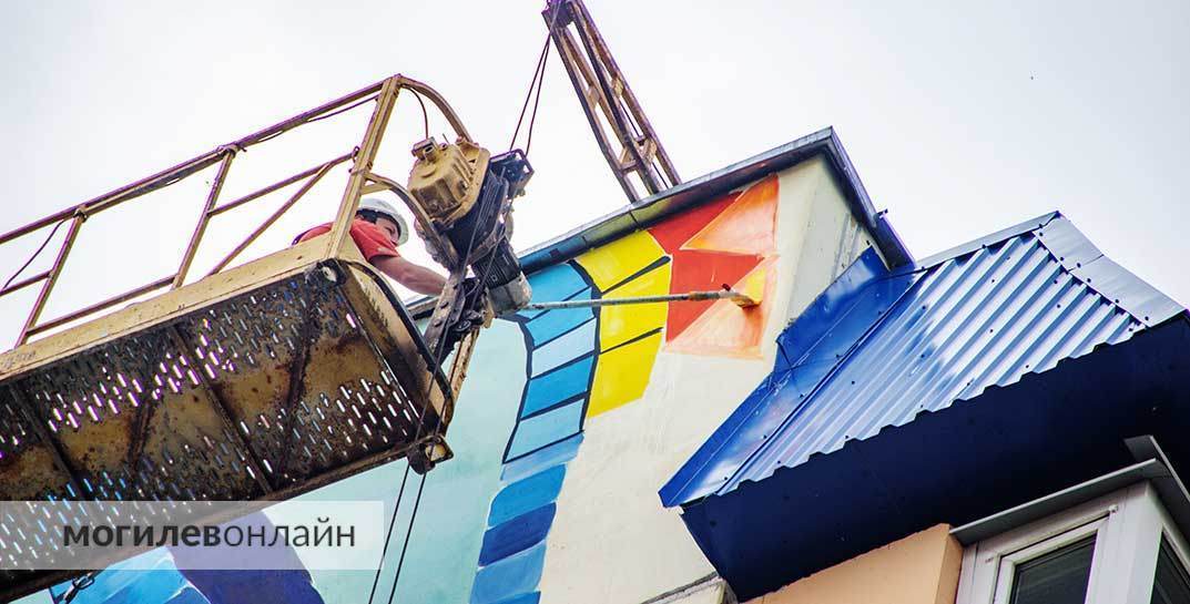 В микрорайоне «Спутник» творческая атмосфера — там на десятиэтажке рисуют мурал