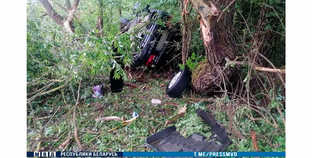 «Катал ночью троих приятелей на BMW матери» — под Барановичами машина под управлением 17-летнего бесправника опрокинулась в кювет