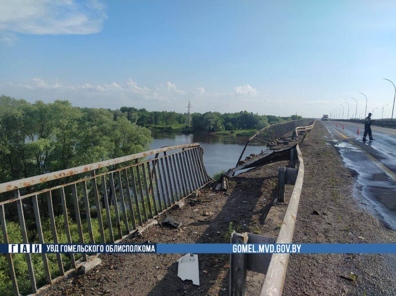 Бензовоз упал с моста в Днепр