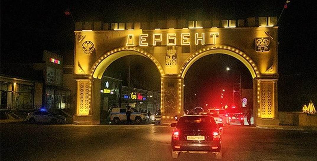 В Дагестане сразу в двух городах напали на церкви, синагоги и пост ДПС. Погибли 15 сотрудников полиции, священник и охранник церкви