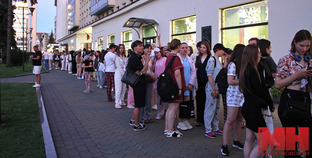 В Минске ночью выстроилась длинная очередь за книгами — все были в пижамах