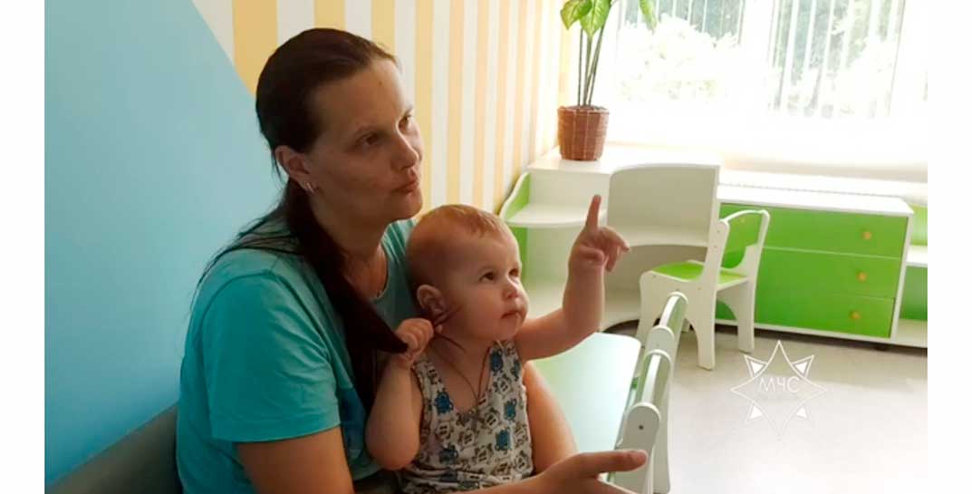 Мать с двумя детьми из Шклова, которых сняли с пятого этажа в горящем доме, рассказала про страшные события того дня и поблагодарила спасателей