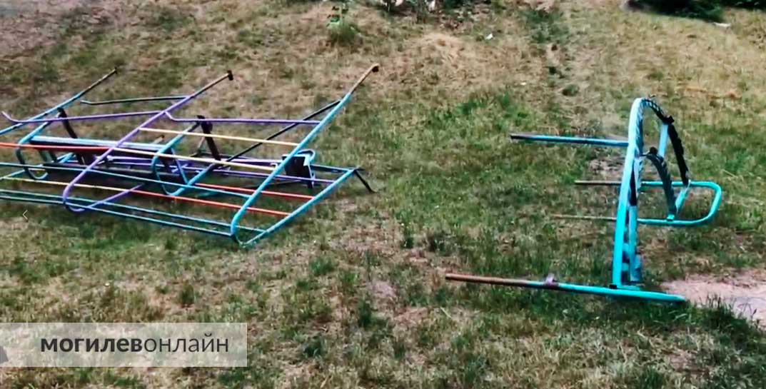 Обеспокоенный могилевчанин показал детскую площадку по улице Димитрова — опасное дело!