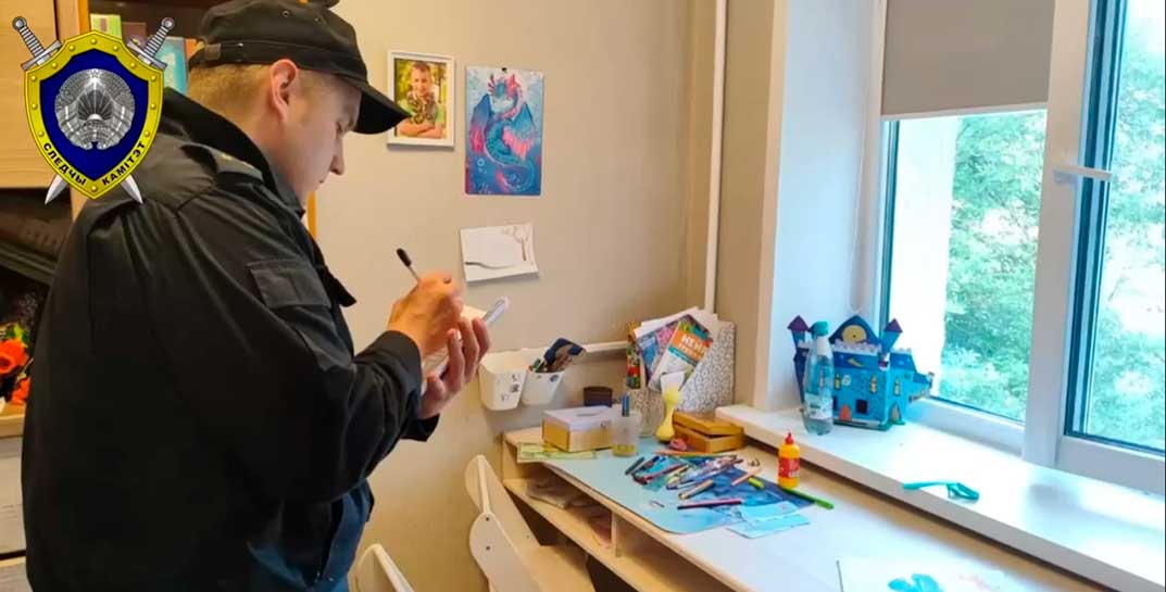 2-летний мальчик выпал из окна четвертого этажа в Минске. Он был в комнате с членами семьи