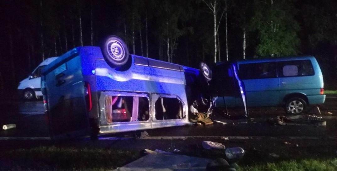 В Барановичском районе пассажирский бус врезался в грузовик — один человек погиб, пятеро пострадали