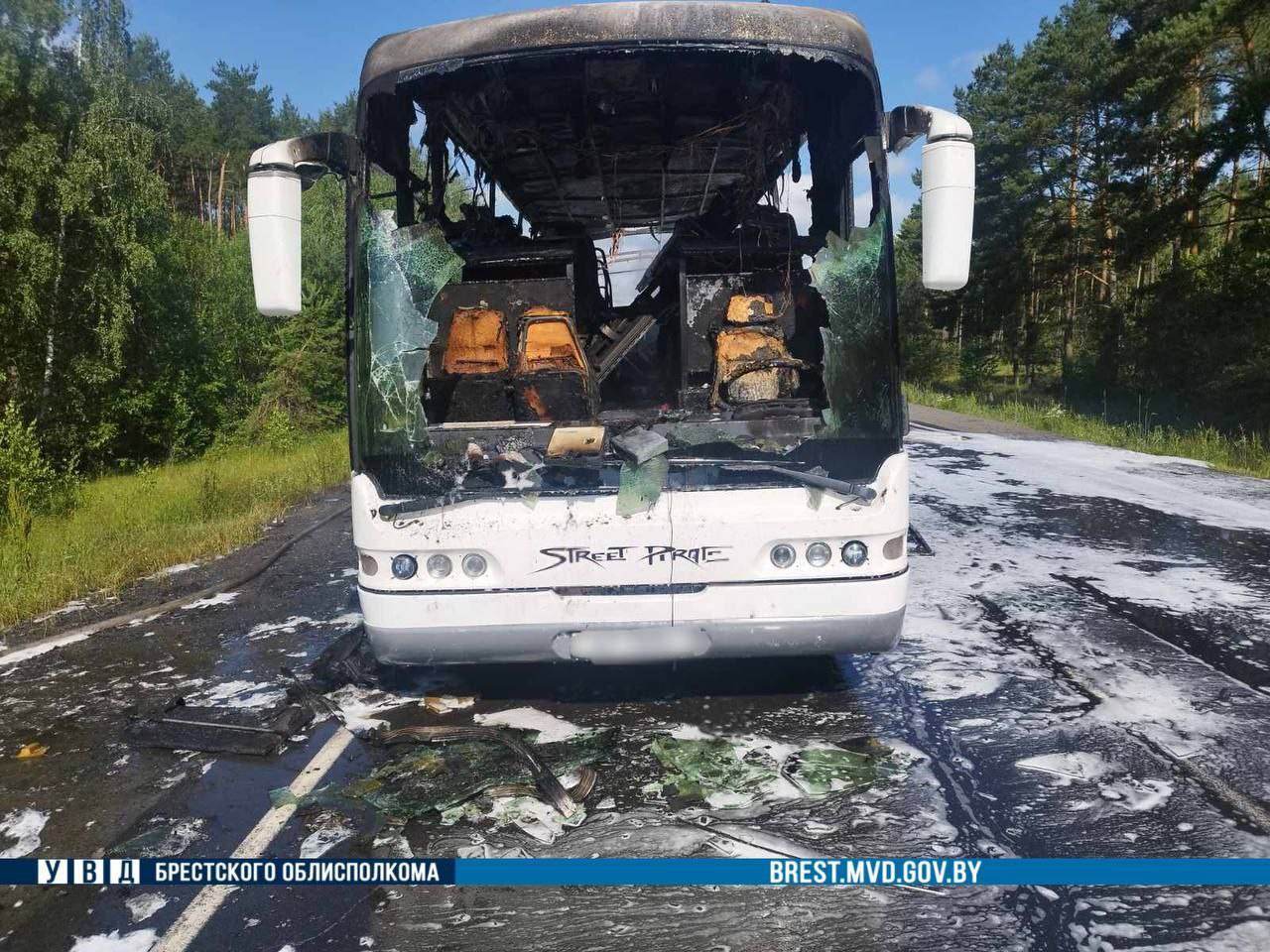 Под Лунинцем загорелся экскурсионный автобус с 45 пассажирами