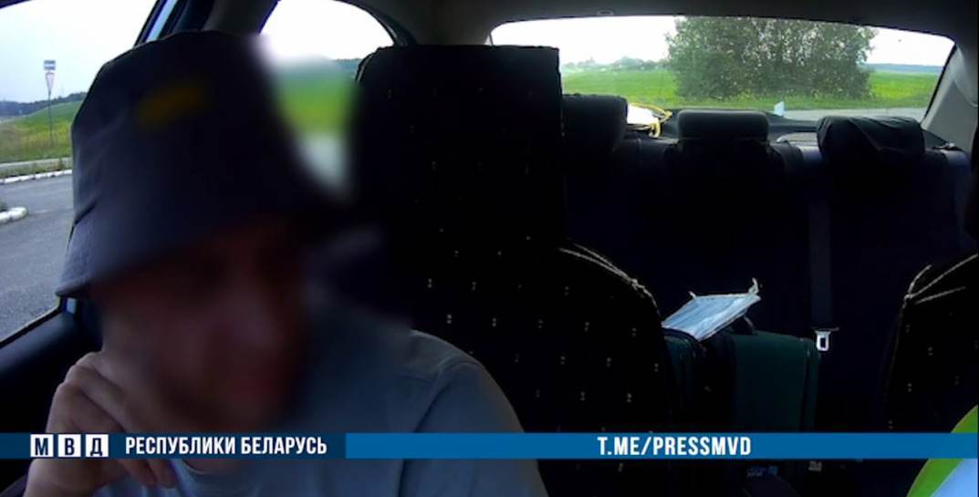 «Кину под сидуху тысячу, да поеду». Водитель из Слуцка пытался дать взятку гаишнику, закончилось все плохо