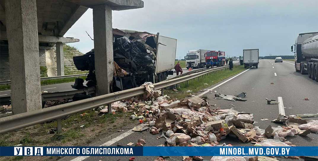 Страшная авария произошла сегодня утром в Минской области — водитель грузовика врезался в опору моста