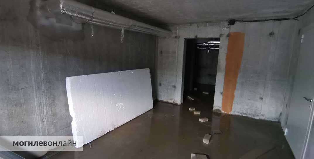 В новостройке по улице Островского прорвало трубу, затопило 10 этажей, лифты и квартиры