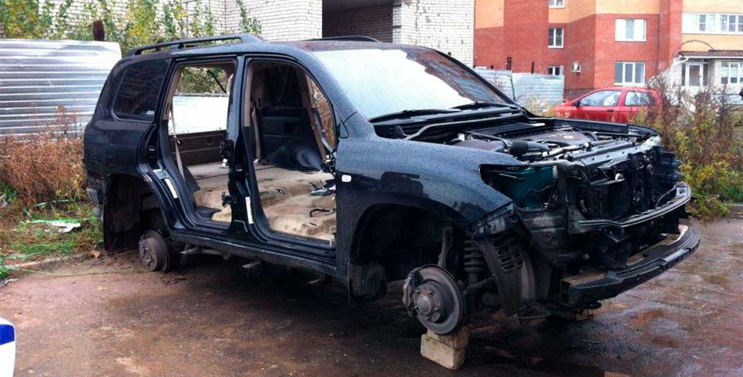 Могилевчанин нашел интересный способ укомплектовать автомобиль: он… снял запчасти с чужих