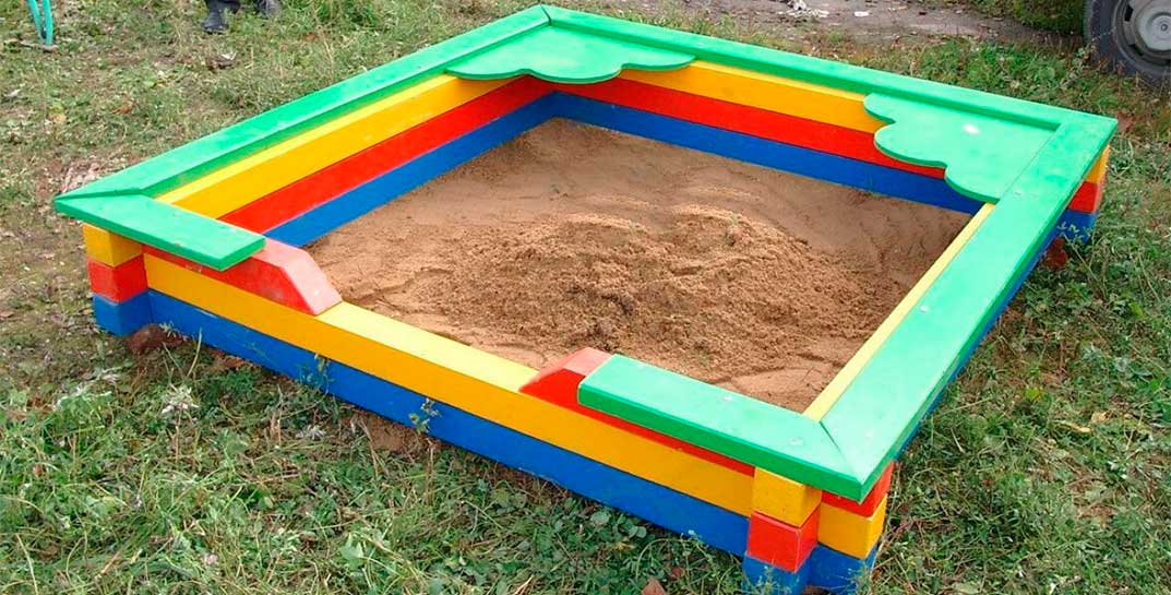 В Гродно мужчина разрушил детский домик из песка. С ним разберется милиция