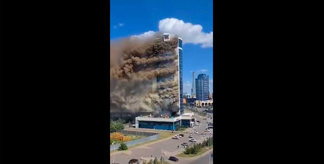 Вот так прямо сейчас горит высотка в Астане