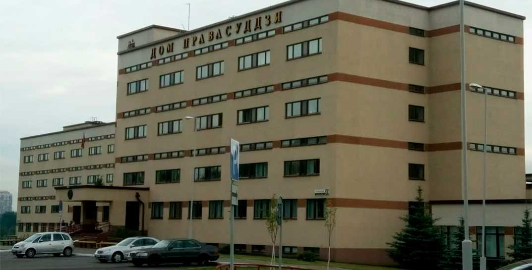 В Минске студент сбросил с 8-го этажа стул и попал в случайную прохожую