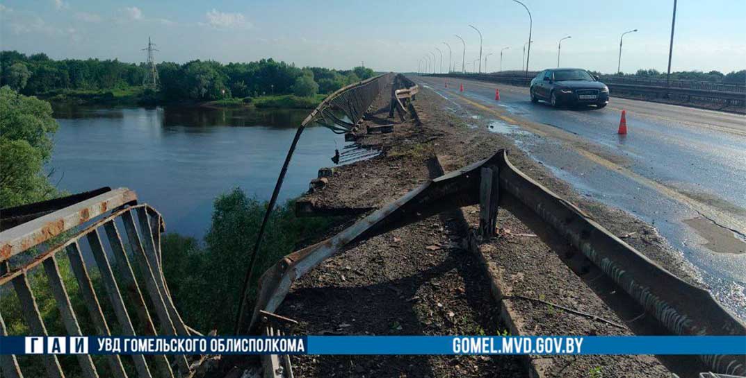 Вчера в Речицком районе бензовоз с прицепом, пробив ограждение, упал в Днепр с моста