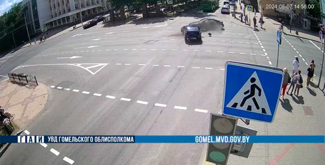 В Гомеле BMW вылетела на тротуар и сбила женщину. Видеокамеры записали ДТП крупным планом