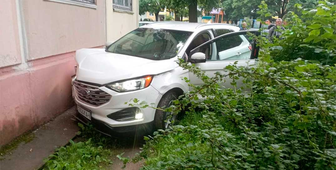 В Могилеве Ford влетел в жилой дом по улице Якубовского